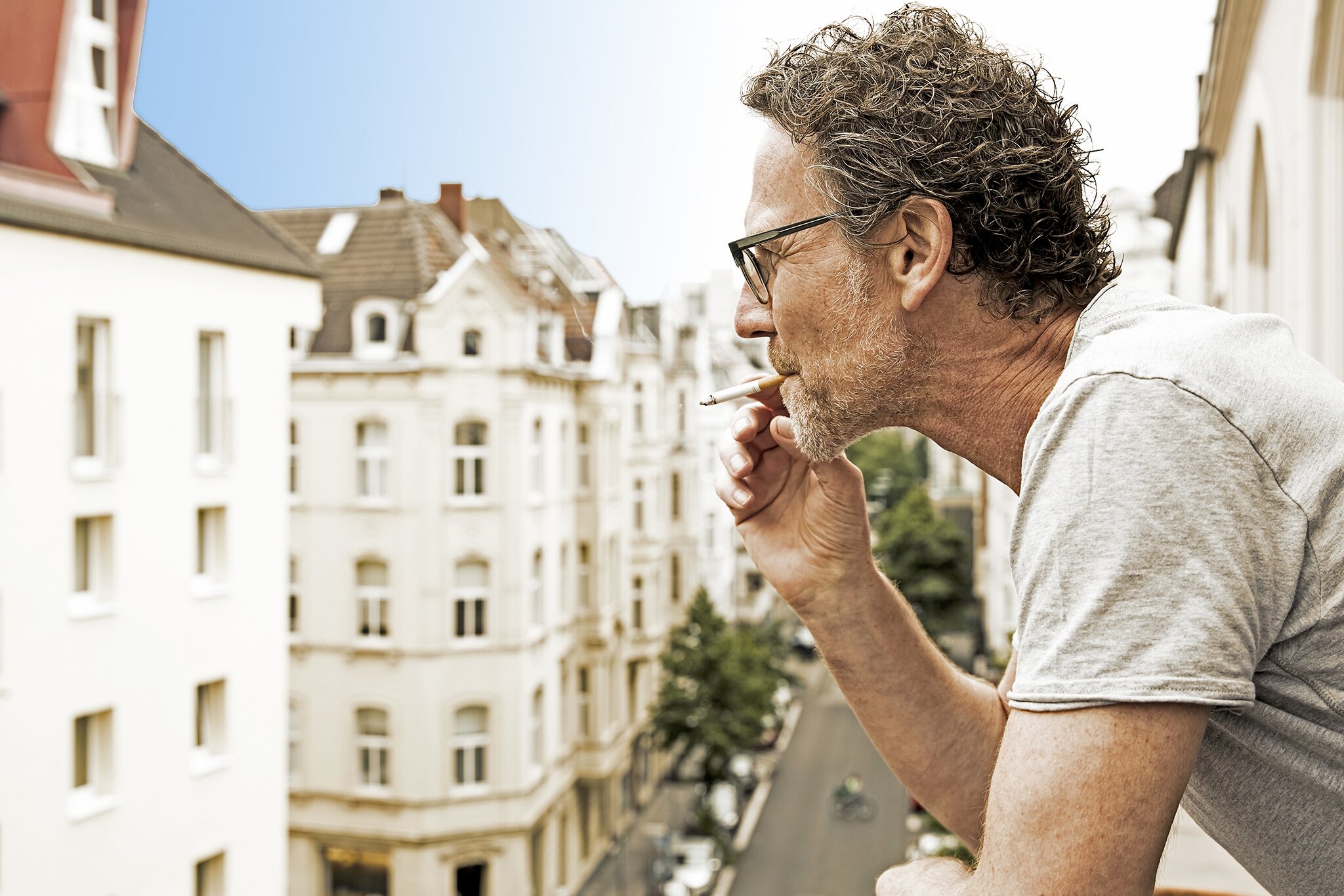 Rauchen auf dem Balkon: Wenn der Qualm zum Nachbarn weht | Stiftung Warentest